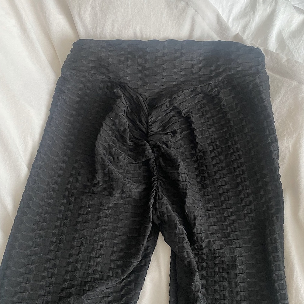 Black scrunched leggings